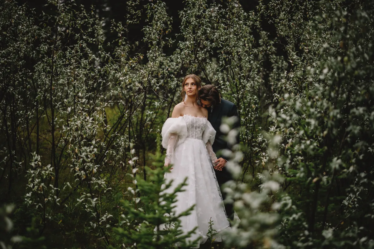 La mariée debout dans un fourré de fleurs sauvages blanches (Version finale de Gabe)