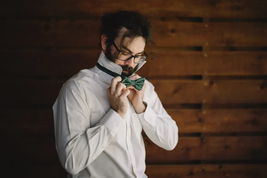 Le marié noue son nœud papillon