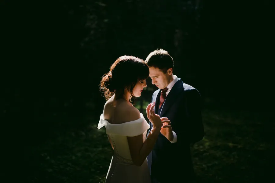 Couple dans une lumière latérale spectaculaire, sur fond sombre