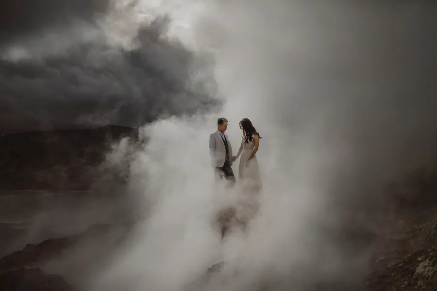 Couple marchant dans la vapeur et les nuages