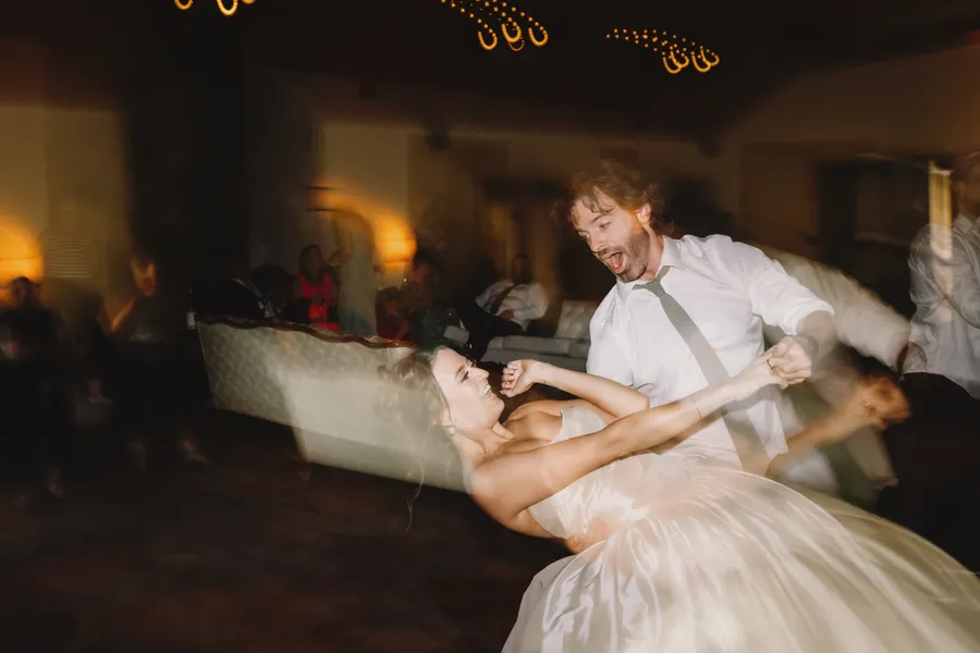 Le marié fait basculer la mariée sur une piste de danse animée
