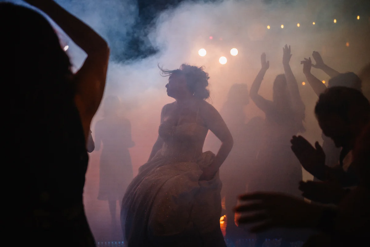 La mariée danse dans la fumée tourbillonnante et les lumières colorées sous les acclamations des invités (Version finale de Gabe)